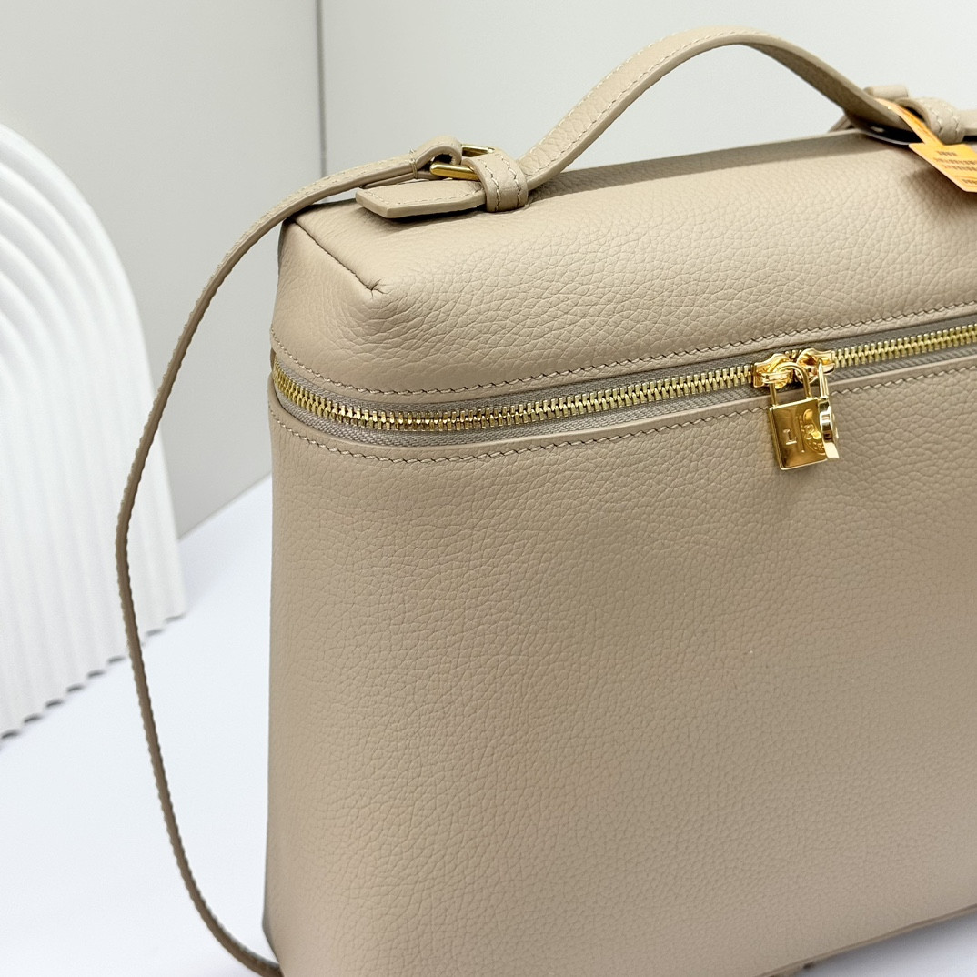 L0r0 P1ana Extra Pocket backpack L23.5 Grained Calfskin 23 x 21 x 8 cm