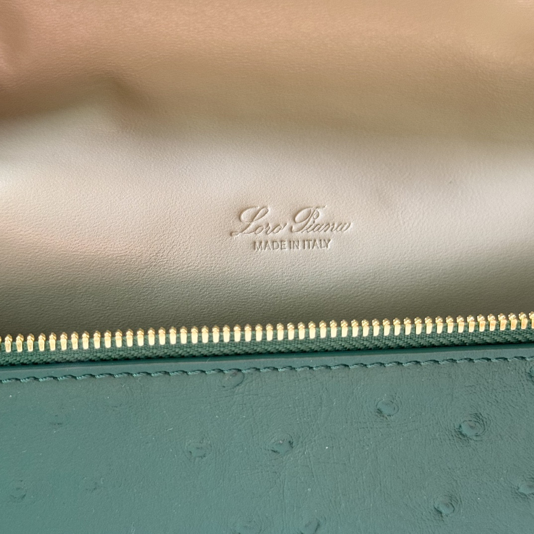 L0r0 P1ana Extra Pocket backpack L23.5 Ostrich-grained Leather 23 x 21 x 8 cm