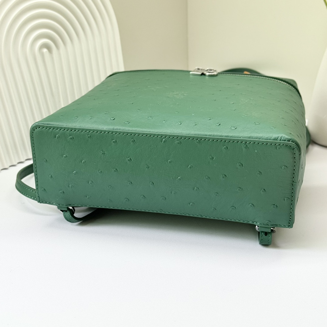 L0r0 P1ana Extra Pocket backpack L23.5 Ostrich-grained Leather 23 x 21 x 8 cm