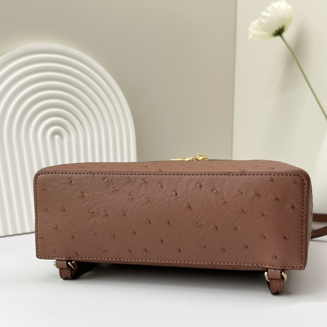 L0r0 P1ana Extra Pocket backpack L23.5 Ostrich-grained Leather 23 x 21 x 8 cm