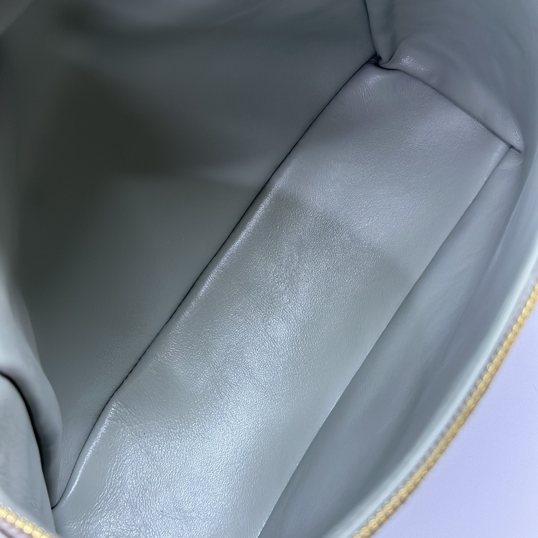 L0r0 P1ana Extra Pocket backpack L23.5 Ostrich-grained Leather 23 x 21 x 8 cm