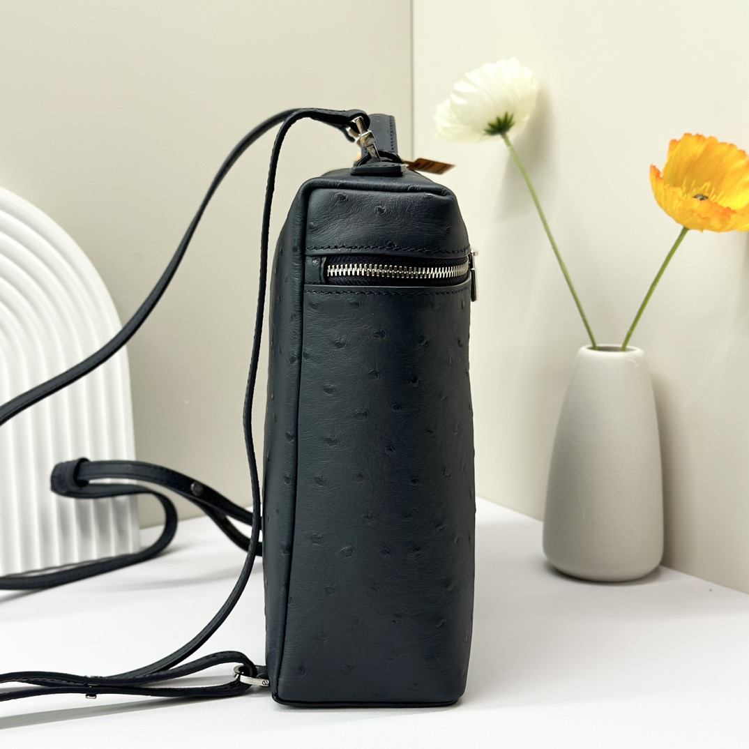 L0r0 P1ana Extra Pocket backpack L23.5 Ostrich-grained Leather 23 x 21 x 8 cm