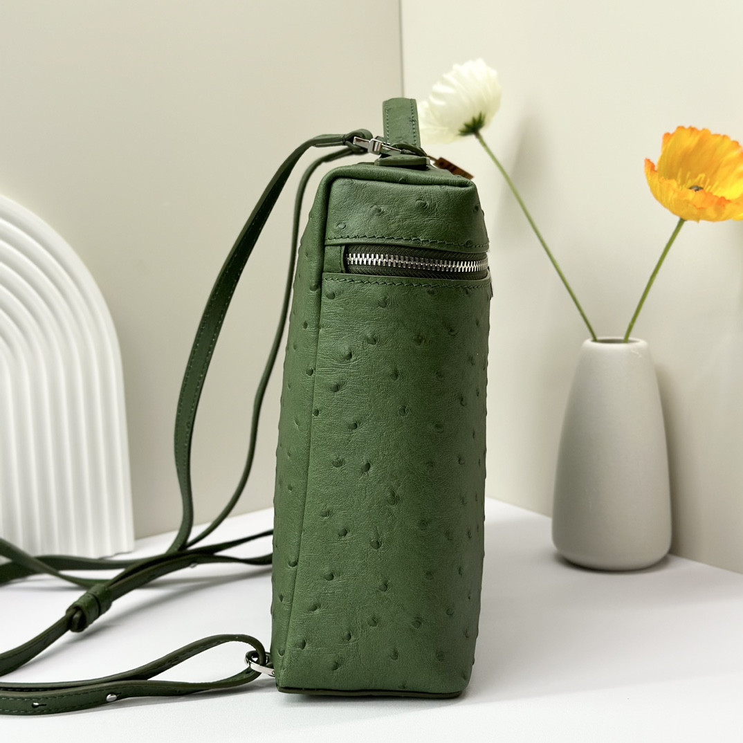 L0r0 P1ana Extra Pocket backpack L23.5 Ostrich-grained Leather 23 x 21 x 8 cm