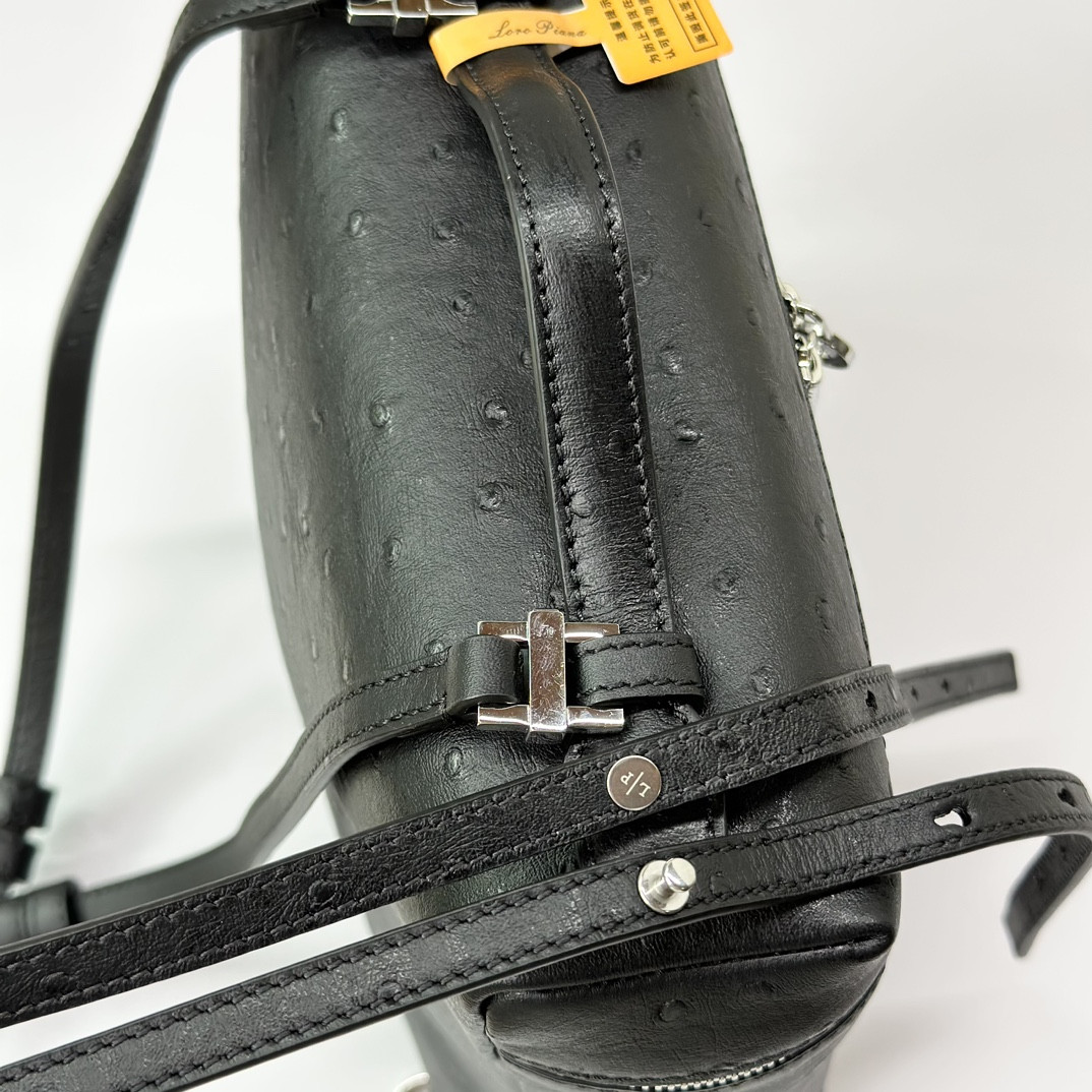 L0r0 P1ana Extra Pocket backpack L23.5 Ostrich-grained Leather 23 x 21 x 8 cm