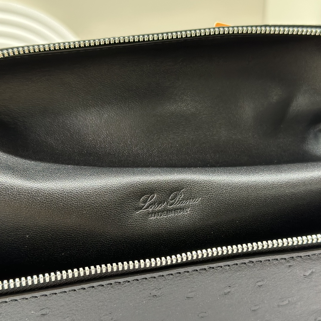 L0r0 P1ana Extra Pocket backpack L23.5 Ostrich-grained Leather 23 x 21 x 8 cm