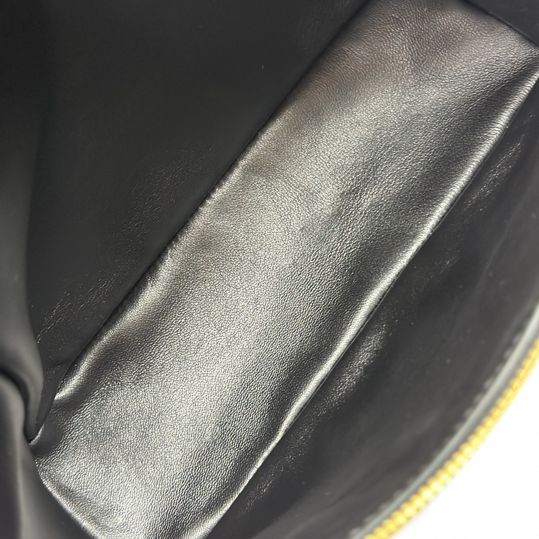 L0r0 P1ana Extra Pocket backpack L23.5 Ostrich-grained Leather 23 x 21 x 8 cm