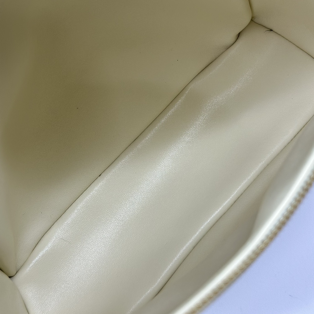 L0r0 P1ana Extra Pocket backpack L23.5 Ostrich-grained Leather 23 x 21 x 8 cm