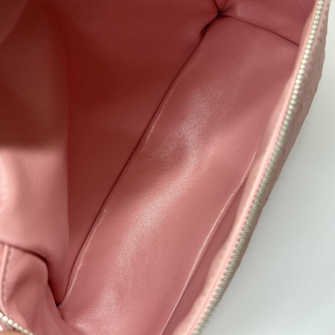 L0r0 P1ana Extra Pocket backpack L23.5 Ostrich-grained Leather 23 x 21 x 8 cm