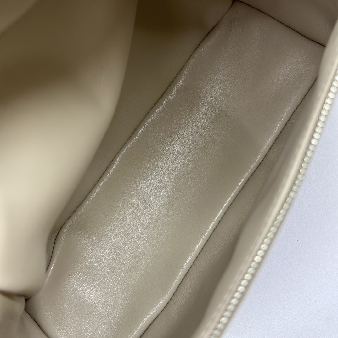 L0r0 P1ana Extra Pocket backpack L23.5 Ostrich-grained Leather 23 x 21 x 8 cm