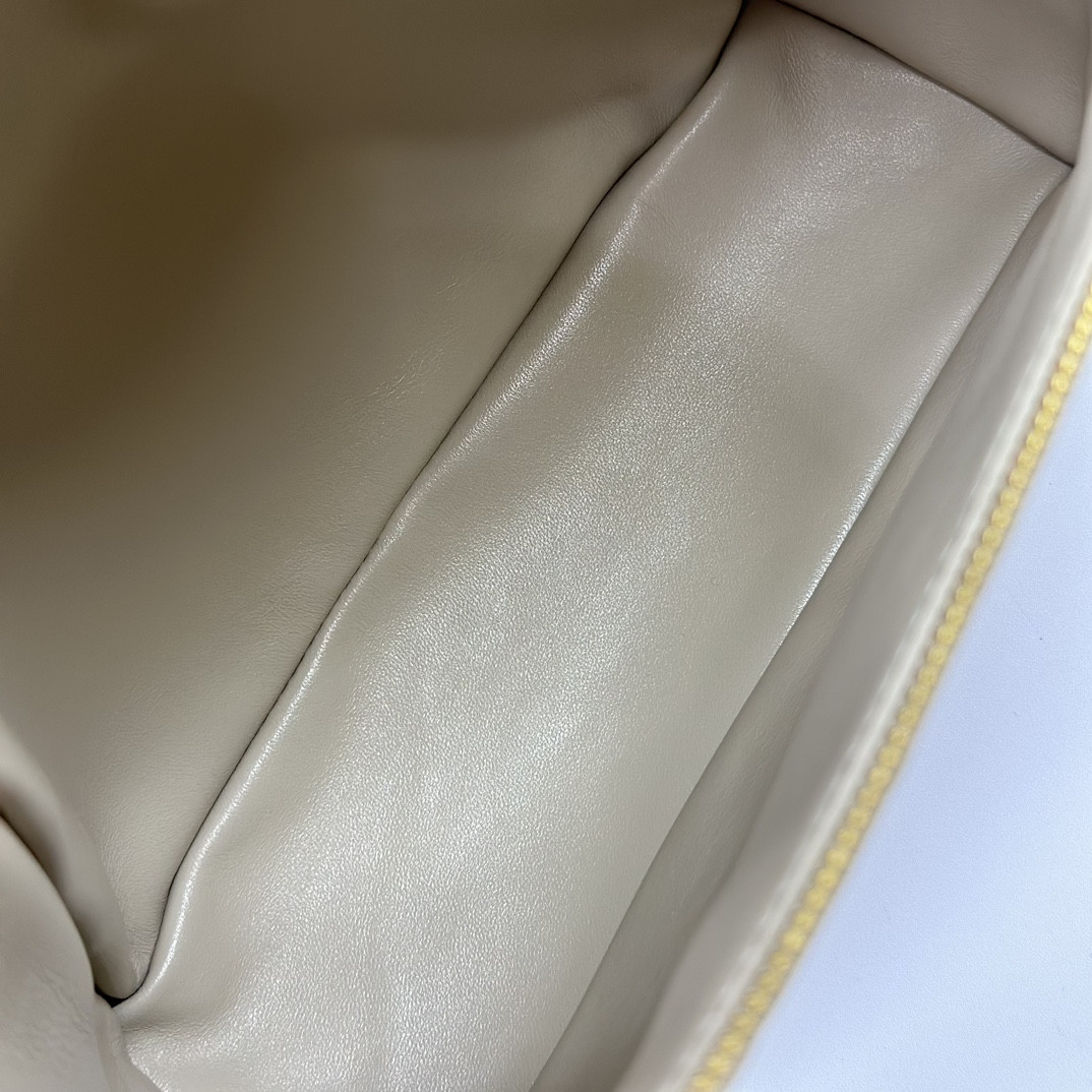 L0r0 P1ana Extra Pocket backpack L23.5 Ostrich-grained Leather 23 x 21 x 8 cm