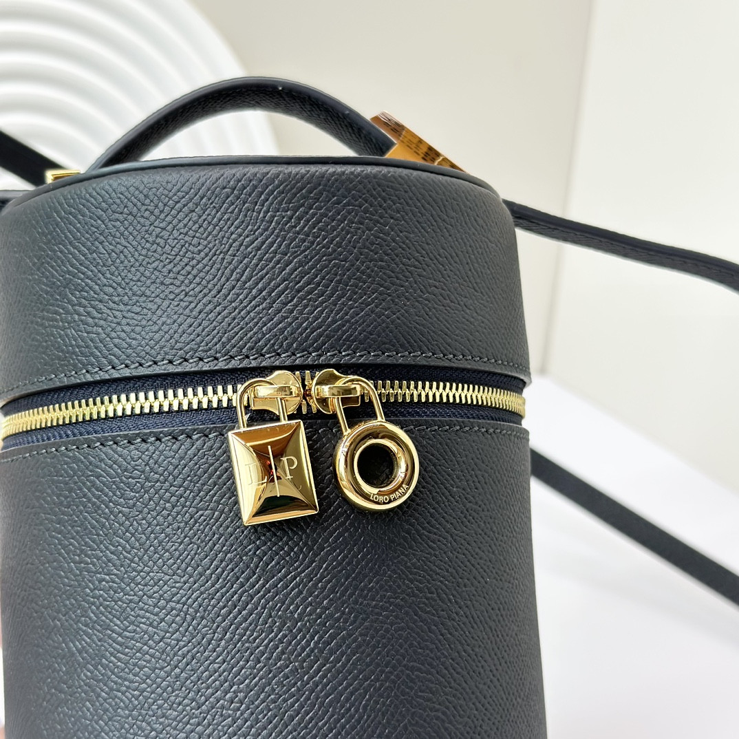 L0r0 P1ana Extra Case Textured Calfskin 12 x16 x12cm