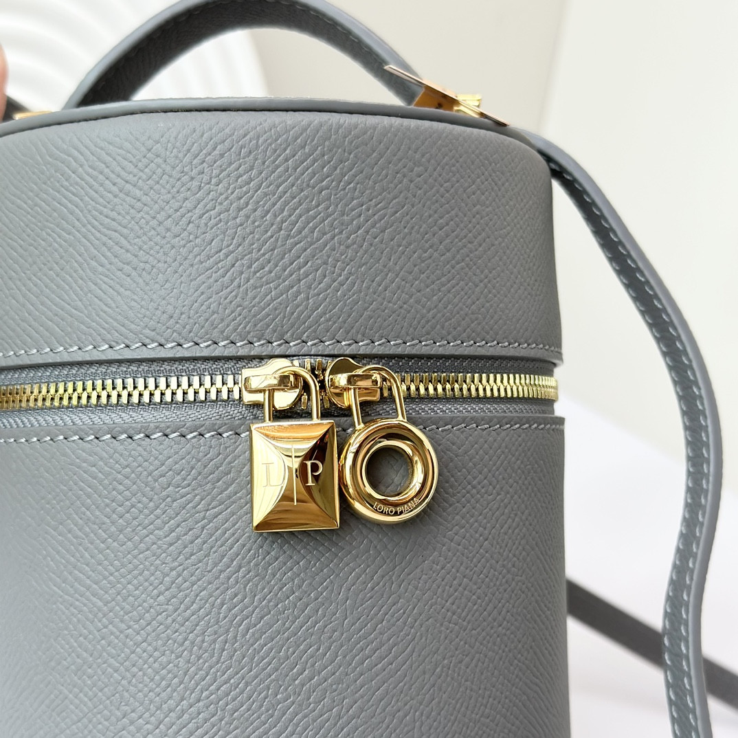 L0r0 P1ana Extra Case Textured Calfskin 12 x16 x12cm