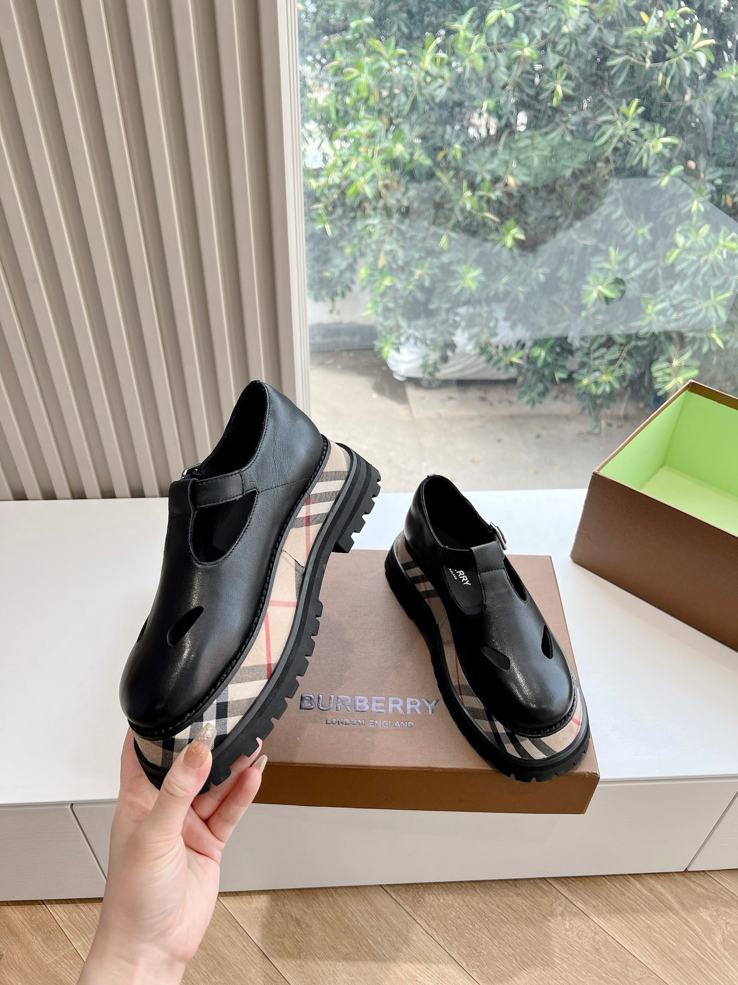 UA Bv*b*rry Check Leather Flats