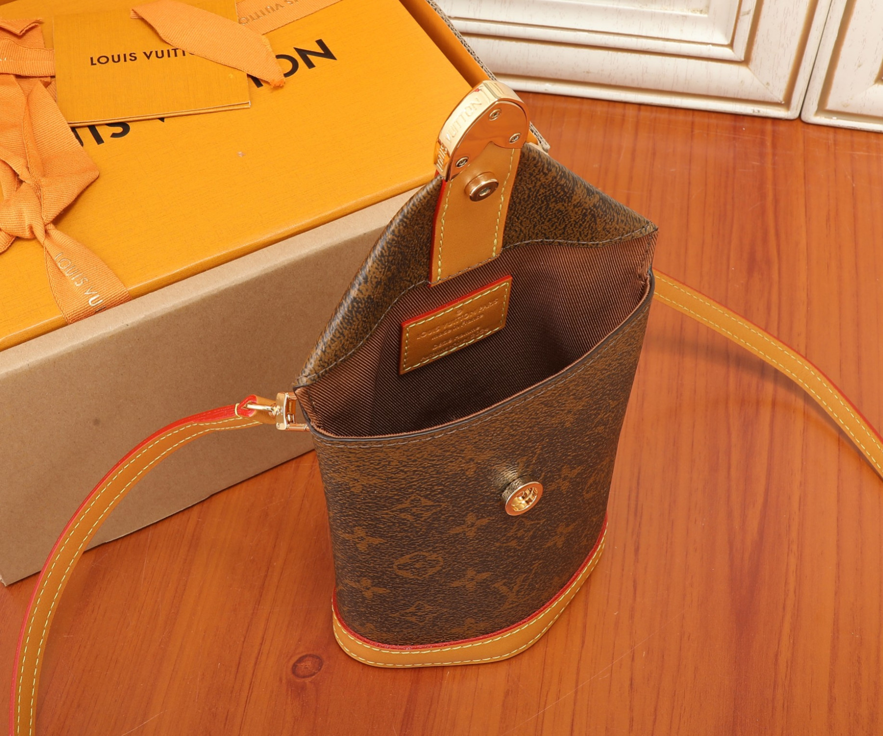 LV Envelope Pouch M11629 12.5x18x8.5CM