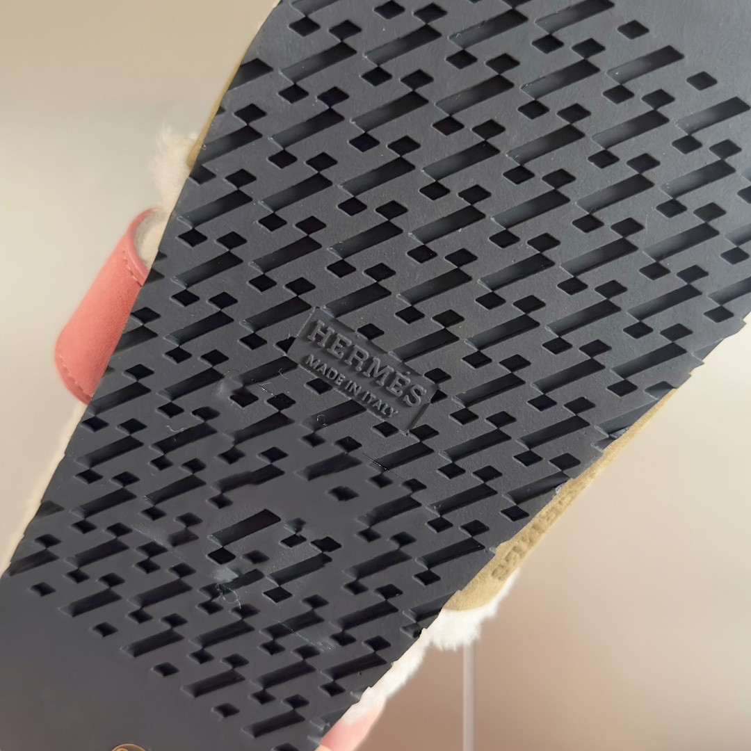 UA H**me5 Chypre sandal