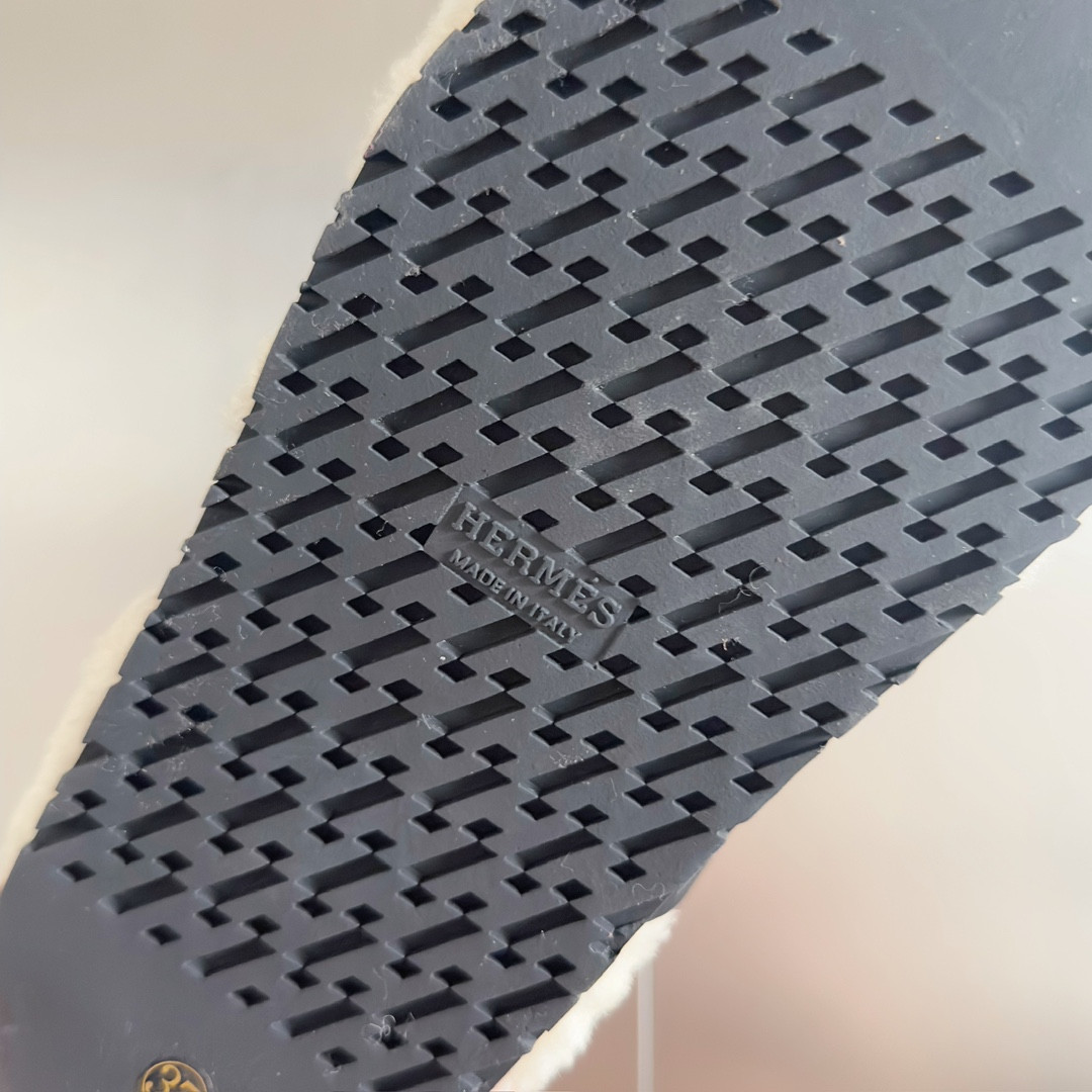 UA H**me5 Chypre sandal