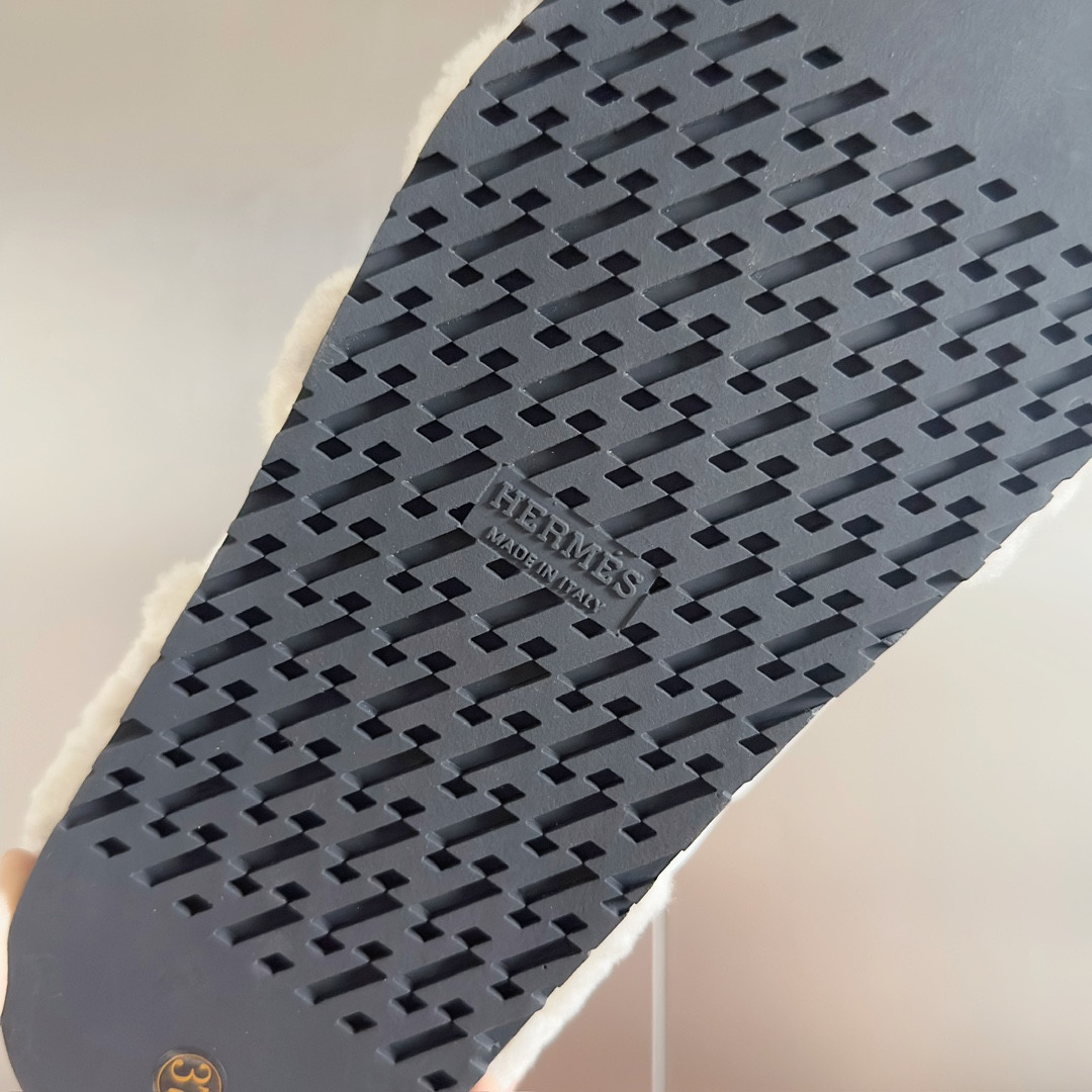 UA H**me5 Chypre sandal