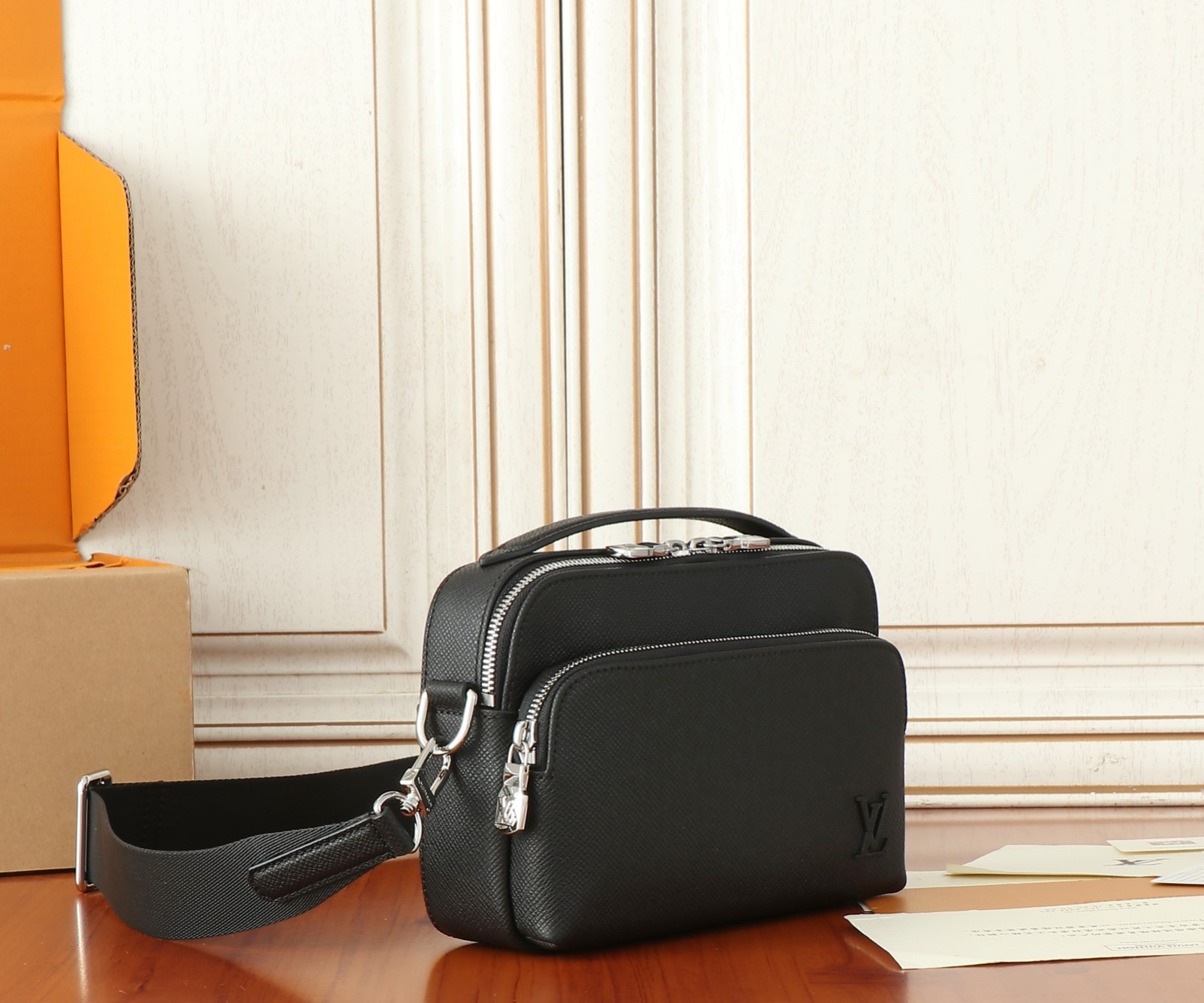 LV District  M11657 22.5x15.5x7.5CM