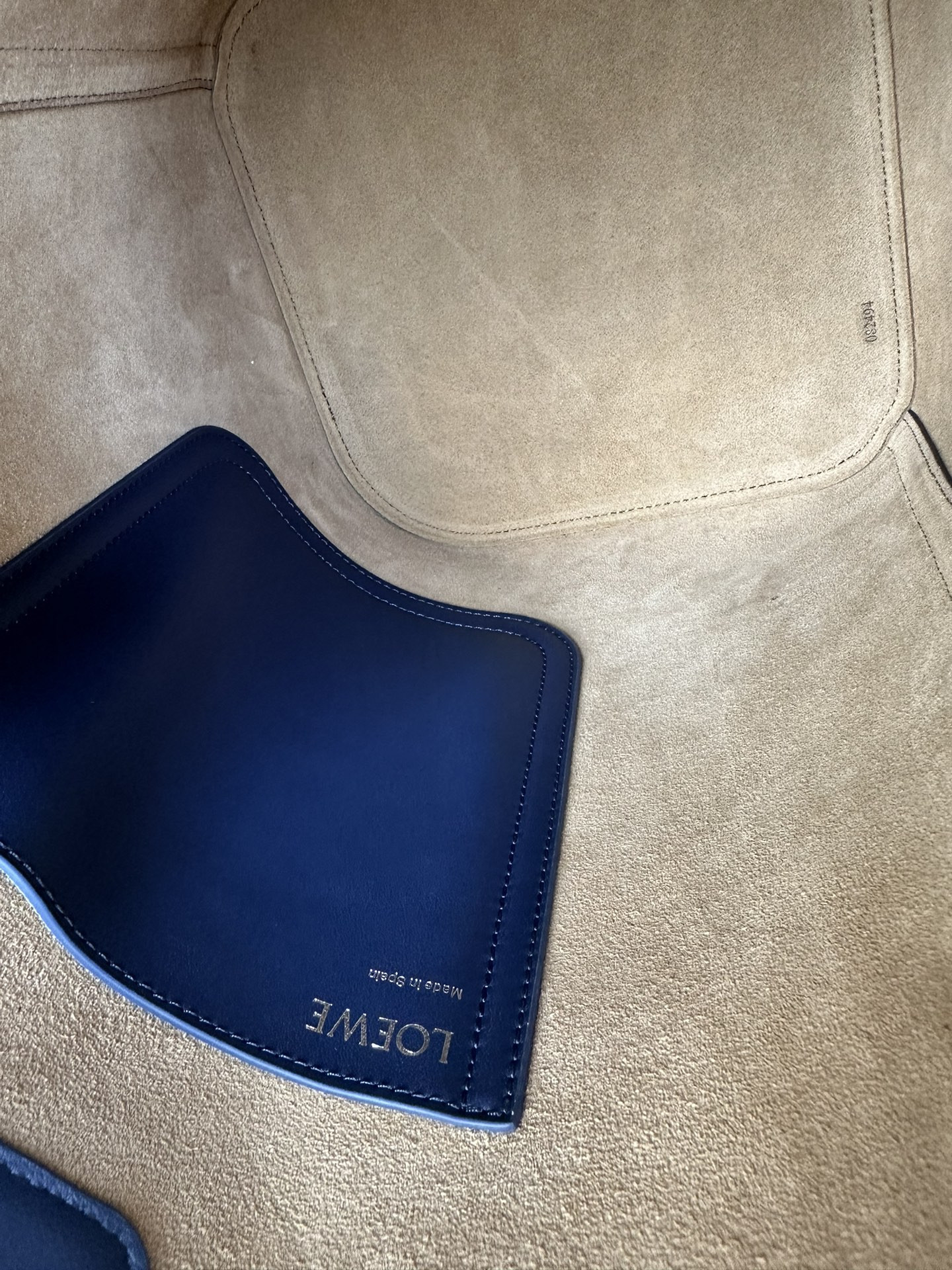 L0ew* Medium Pebble bucket in mellow calfskin 24.5x23.5x28cm