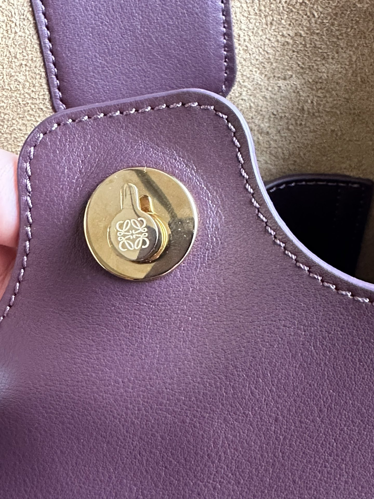 L0ew* Medium Pebble bucket in mellow calfskin 24.5x23.5x28cm