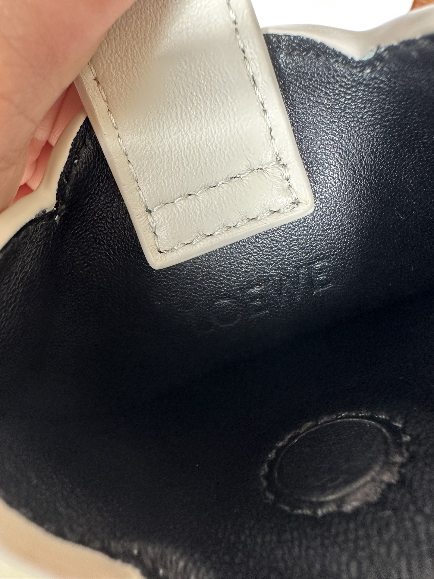 L0ew* Elephant Pocket in classic calfskin 18x8x4cm