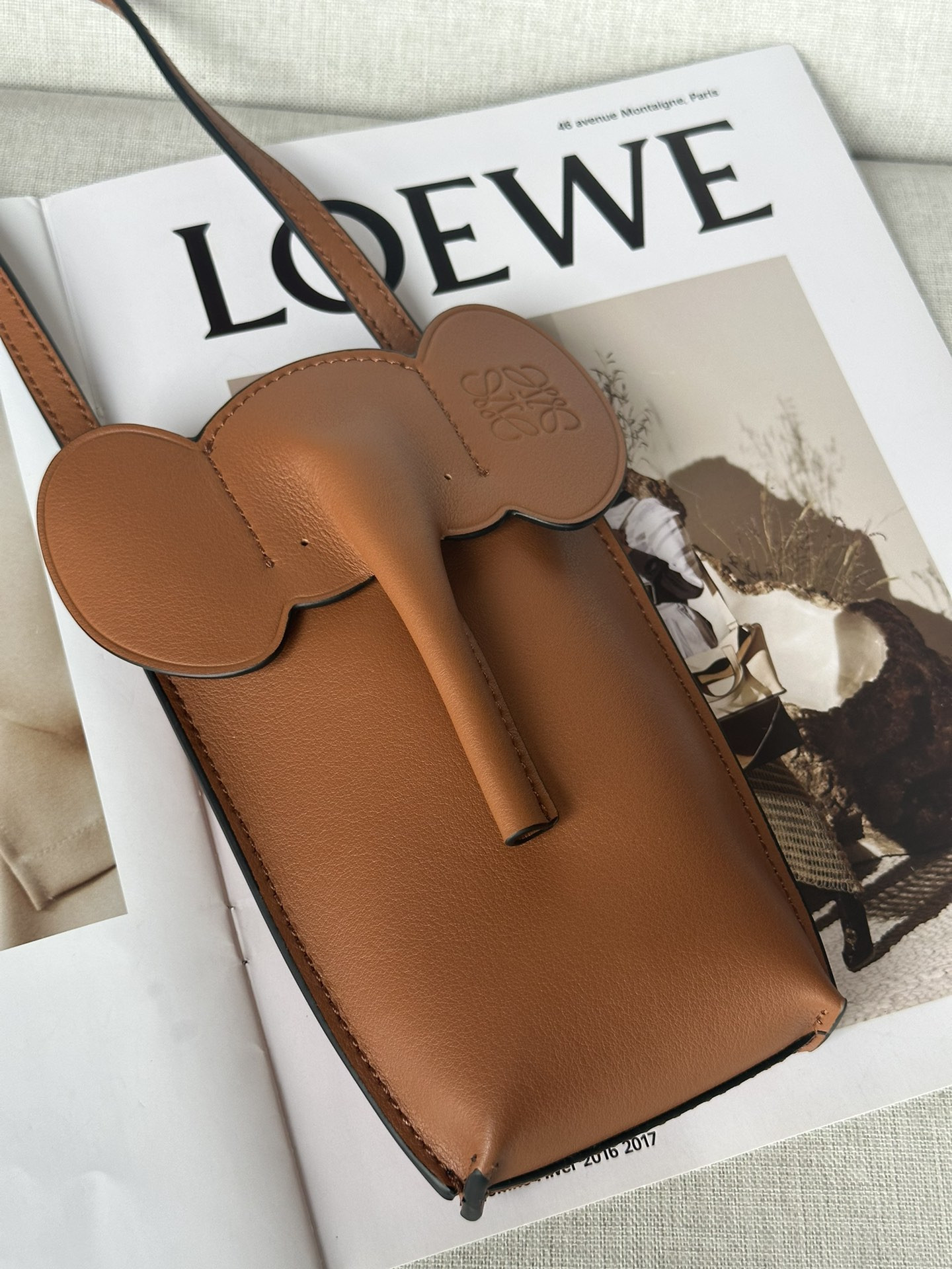 L0ew* Elephant Pocket in classic calfskin 18x8x4cm