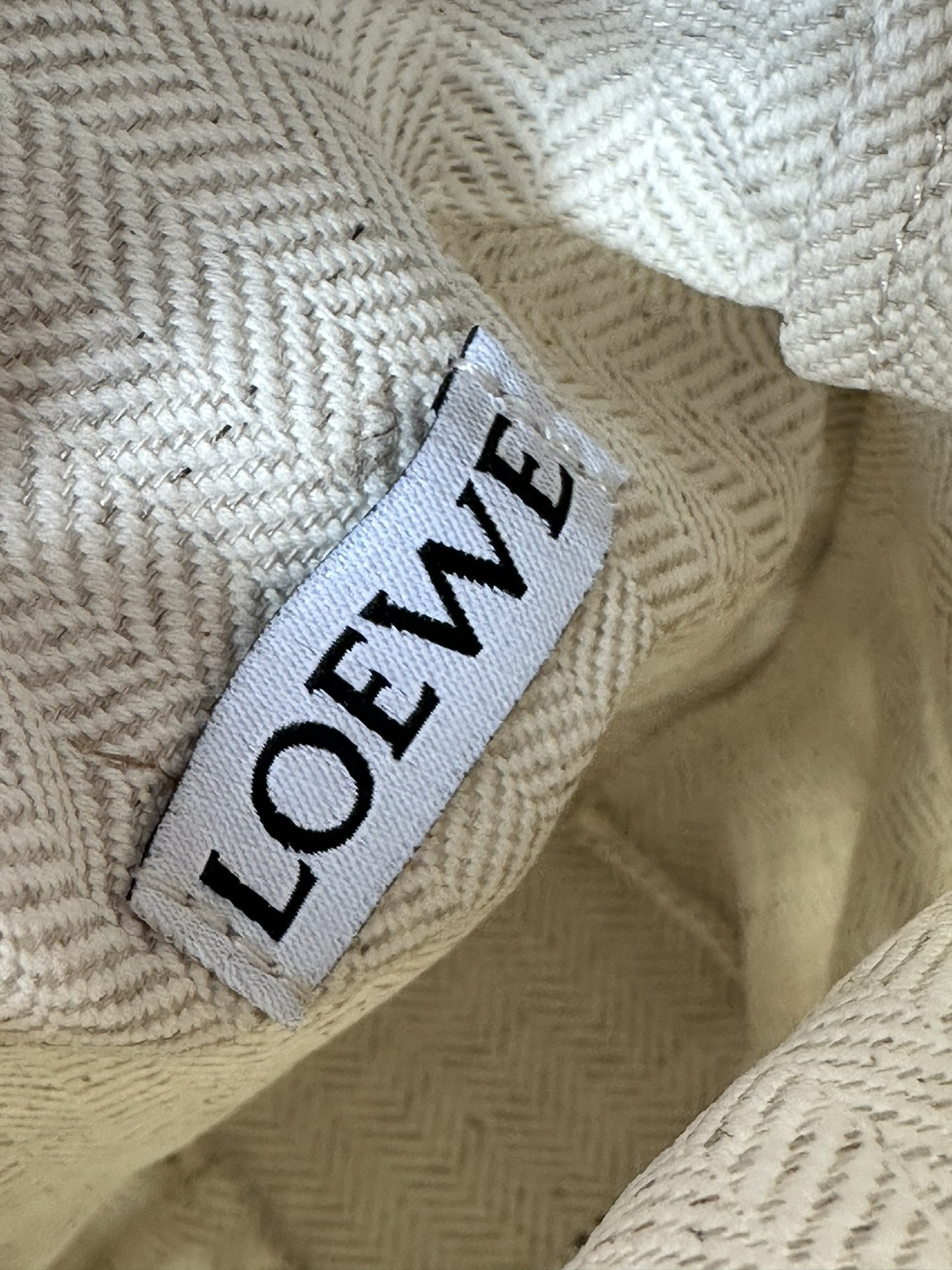 L0ew* Anagram cut-out pocket in classic calfskin and canvas 20x11x8cm