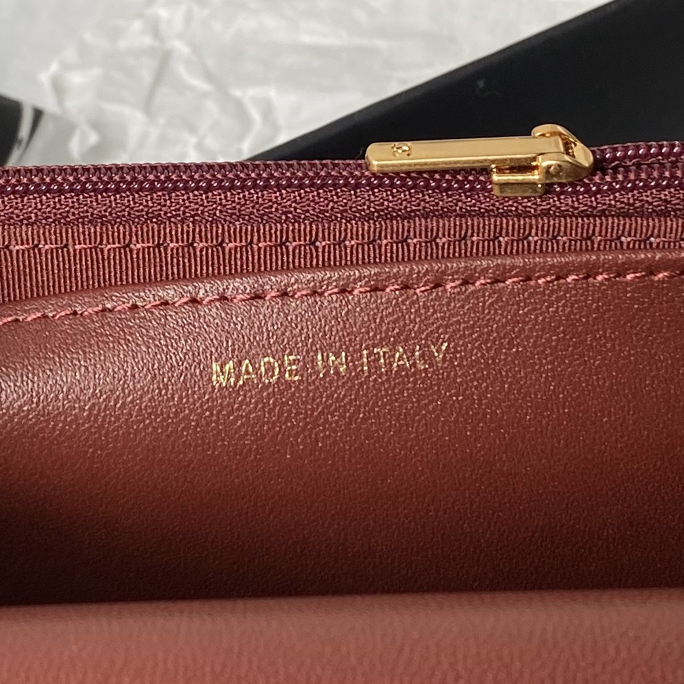 Ch**el WALLET ON CHAIN Grained Shiny Calfskin & Gold-Tone Metal 12 × 19 × 5 cm