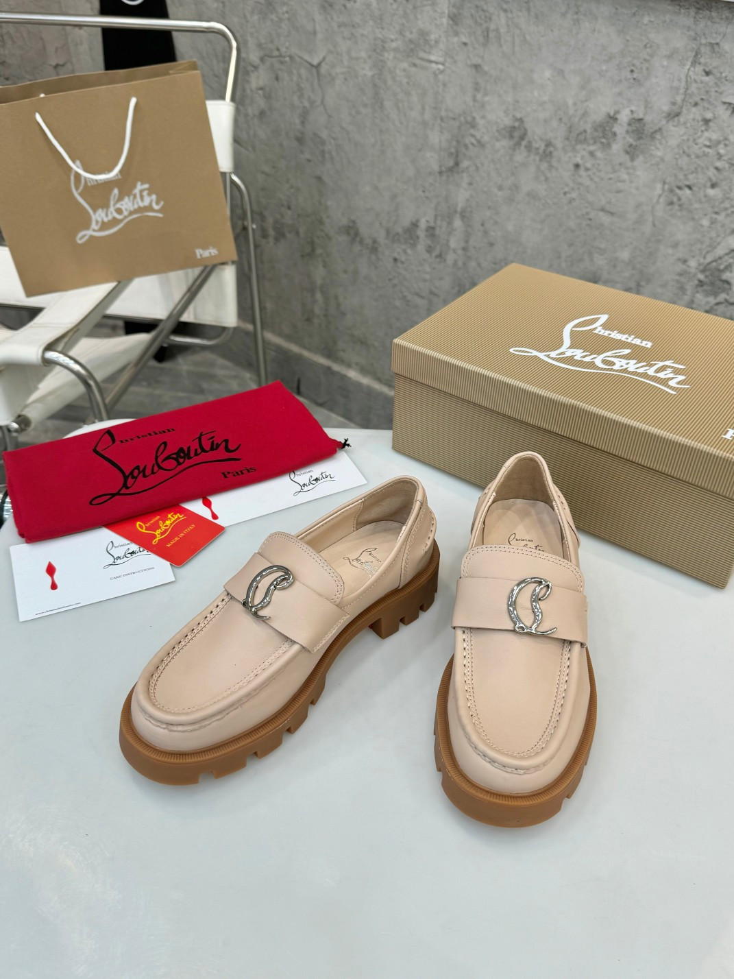 UA Chr1st1an Louboutin(CL) logo design,the latest runway version of the red-soled shoes