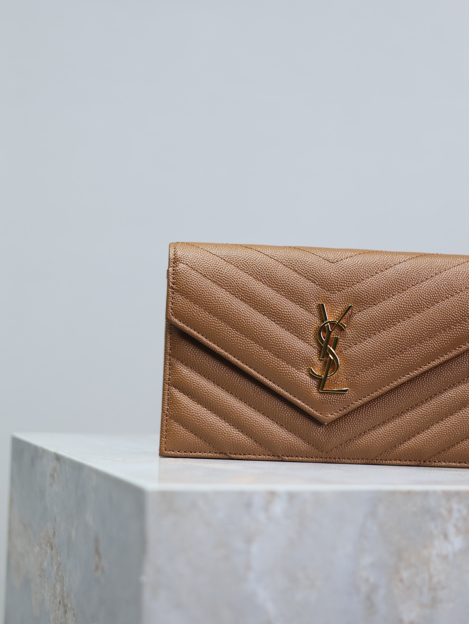 Y51 Cassandra WOC envelope chain wallet in grained poudre leather 19 x 12.5 x 3.5 cm