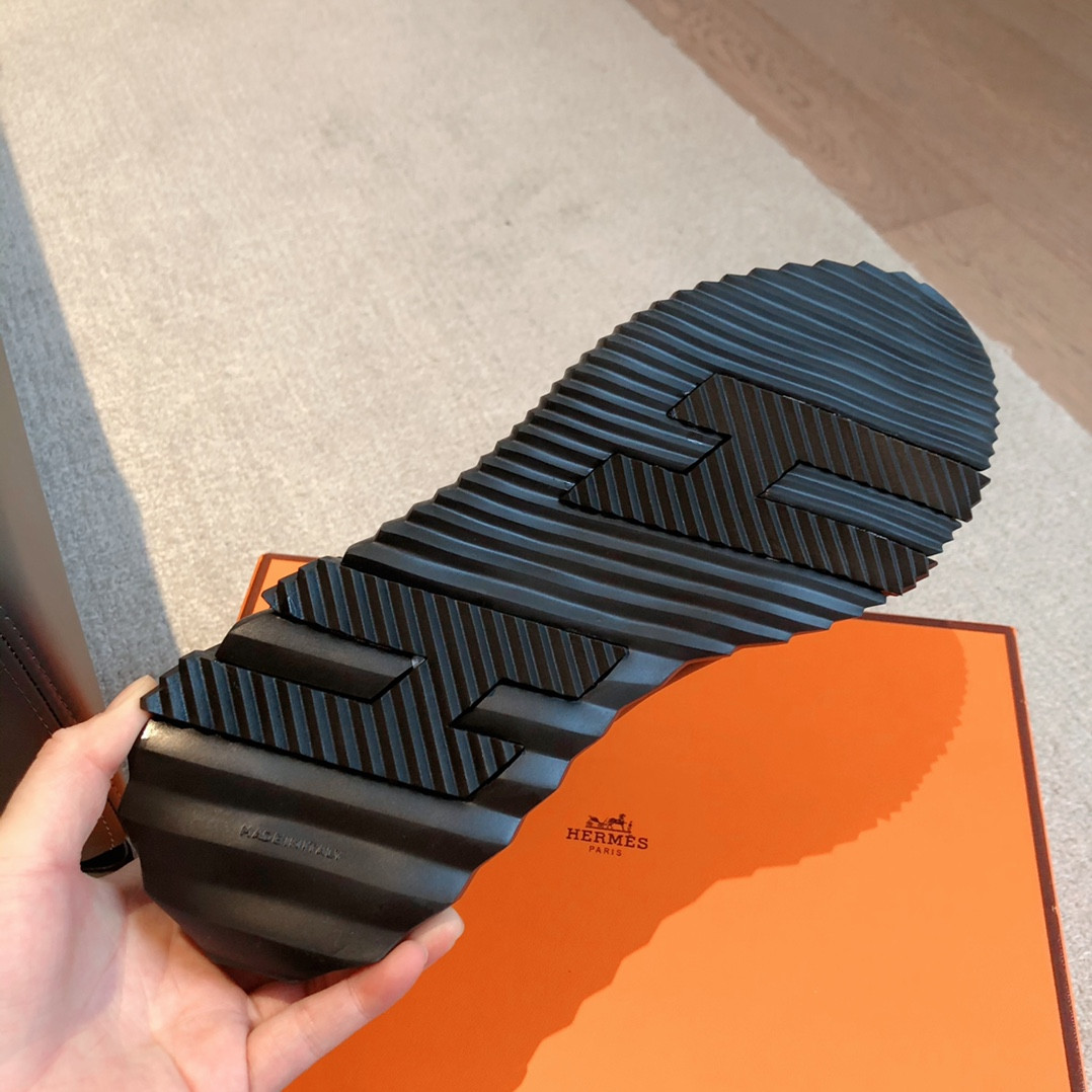 UA H**me5 Bouncing Sneaker