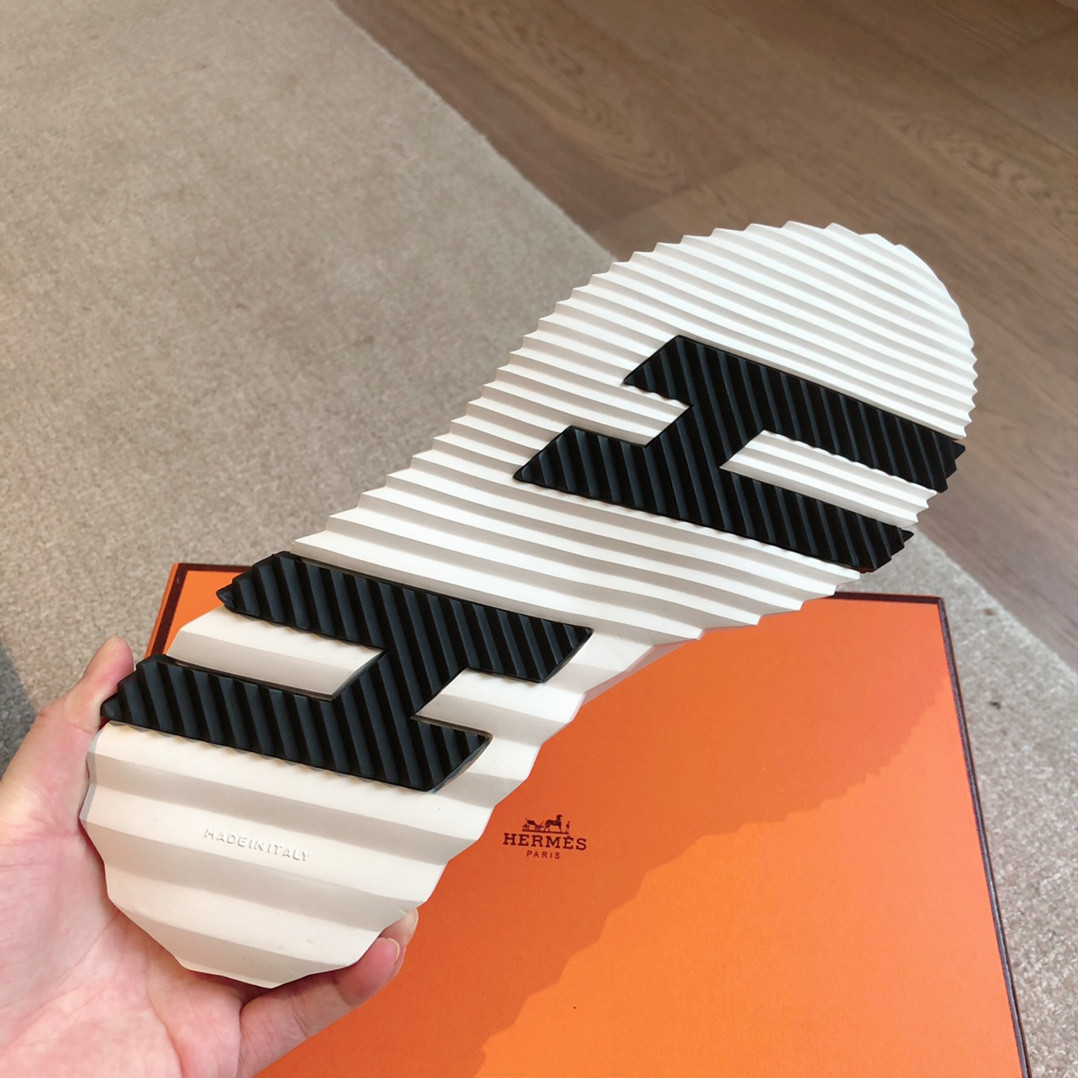 UA H**me5 Bouncing Sneaker