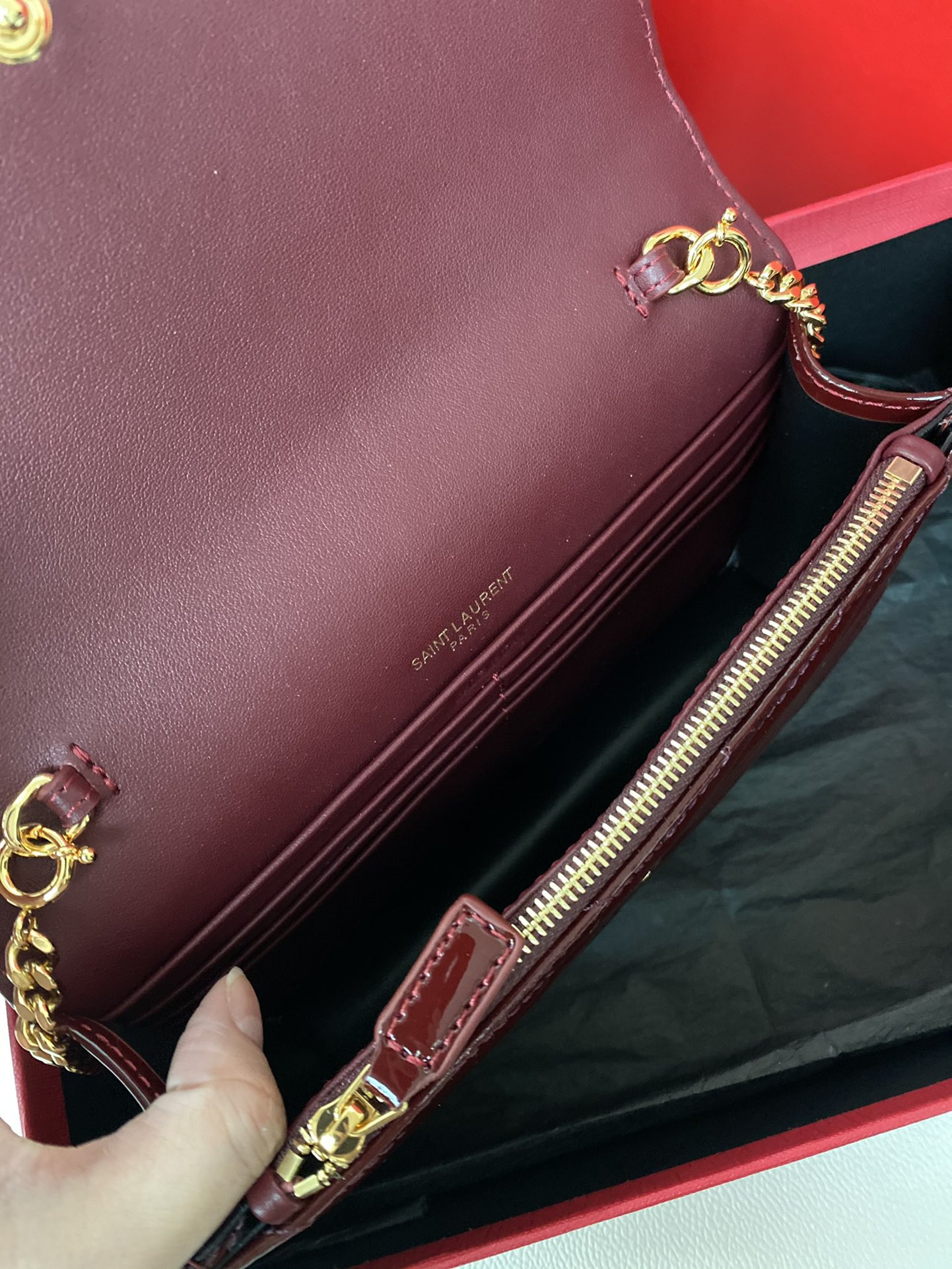 Y51 WOC CASSANDRE envelope chain wallet in patent leather 19x12.5x3.5cm