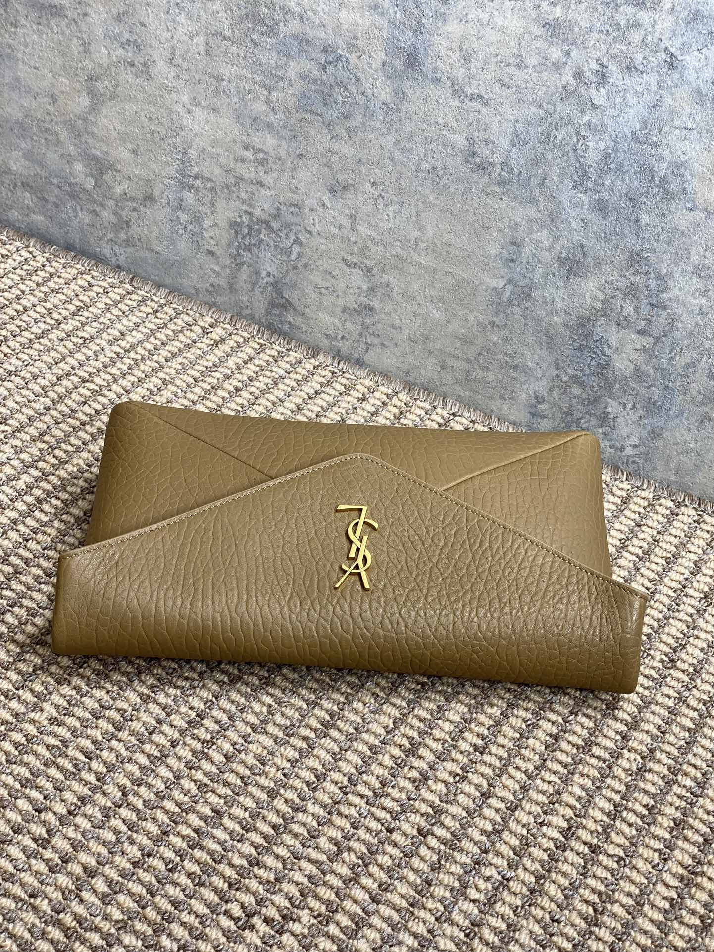 Y51 CASSANDRE large envelope pouch in lambskin 29.5x18x4.5cm