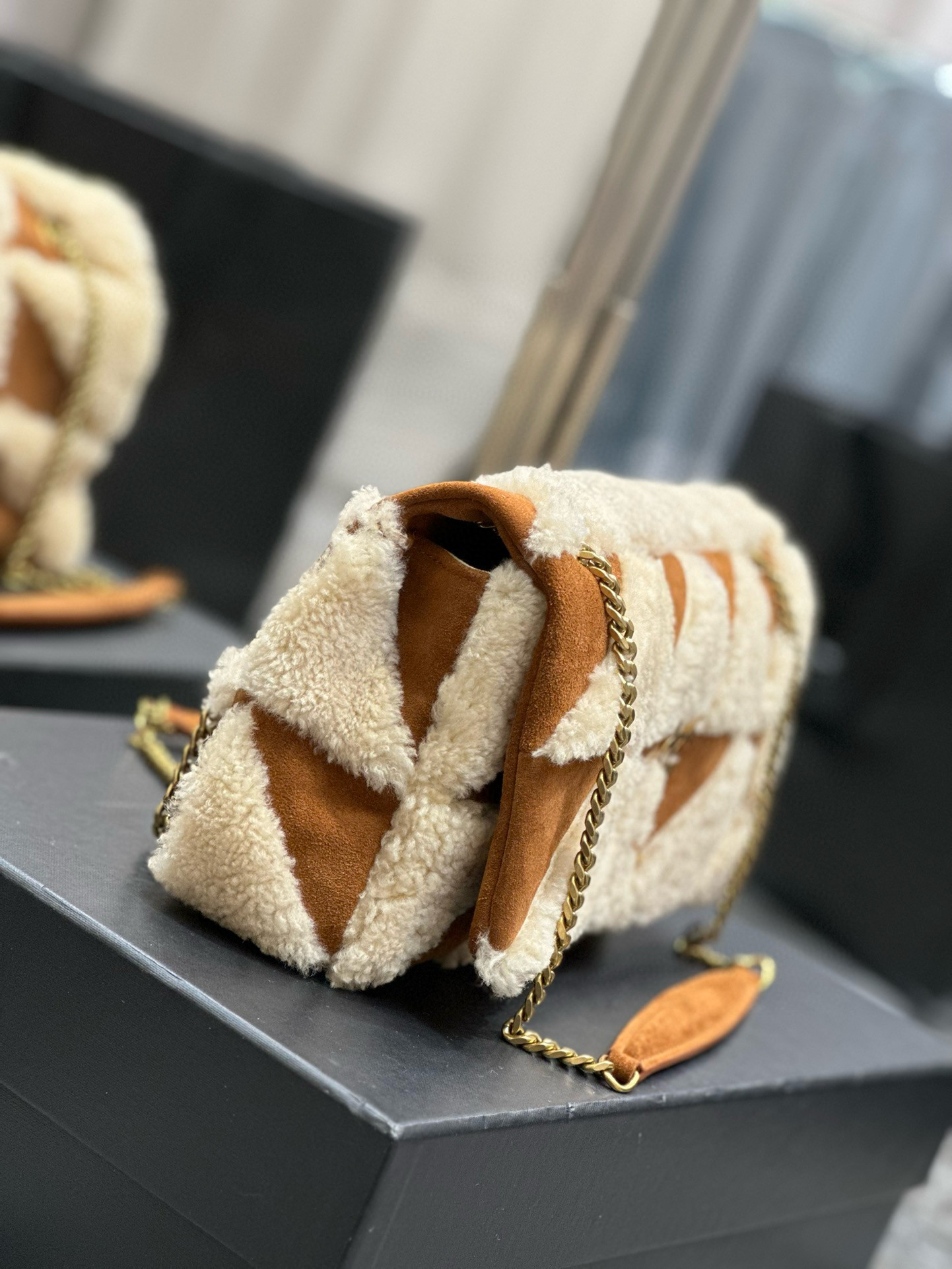 Y51 Jamie Medium in Suede and Shearling 25×15×7.5cm