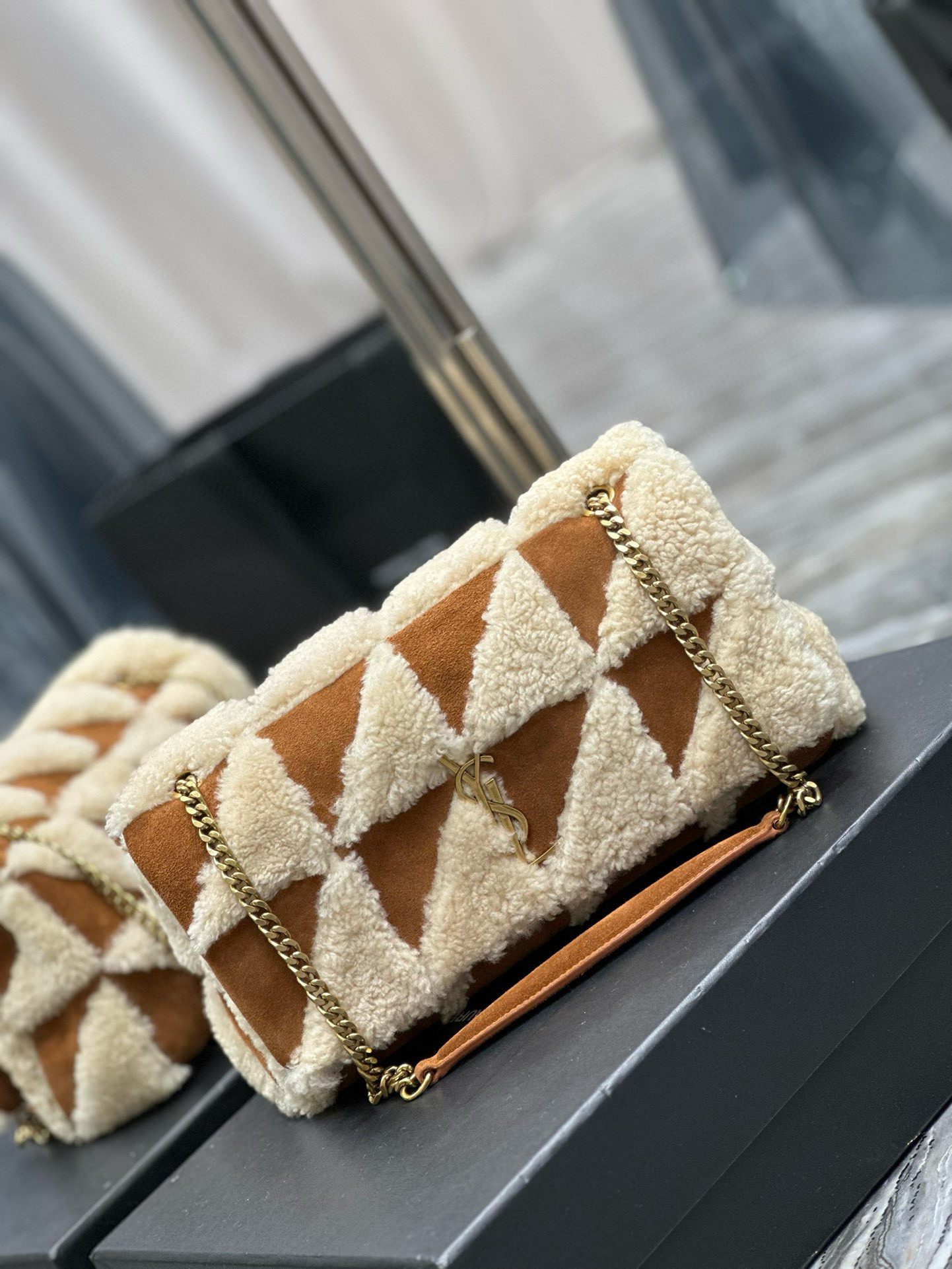 Y51 Jamie Medium in Suede and Shearling 25×15×7.5cm