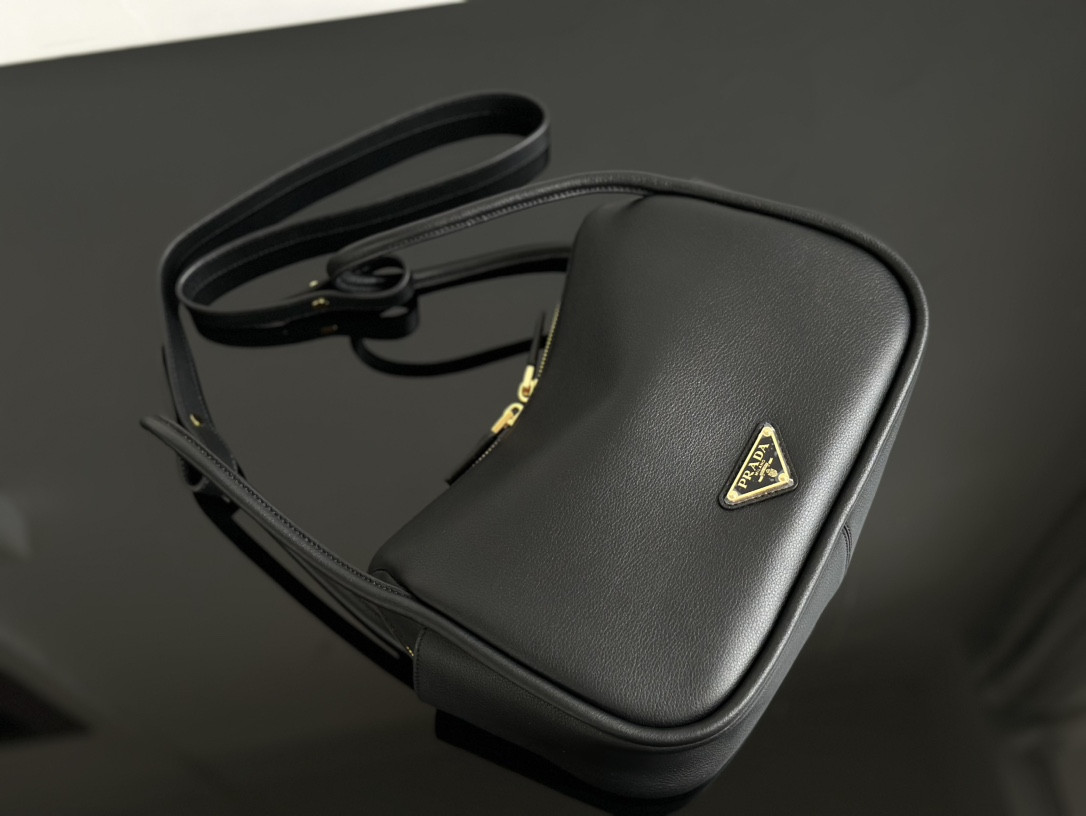 Pra*a Darling leather handbag 18x25x10.5cm