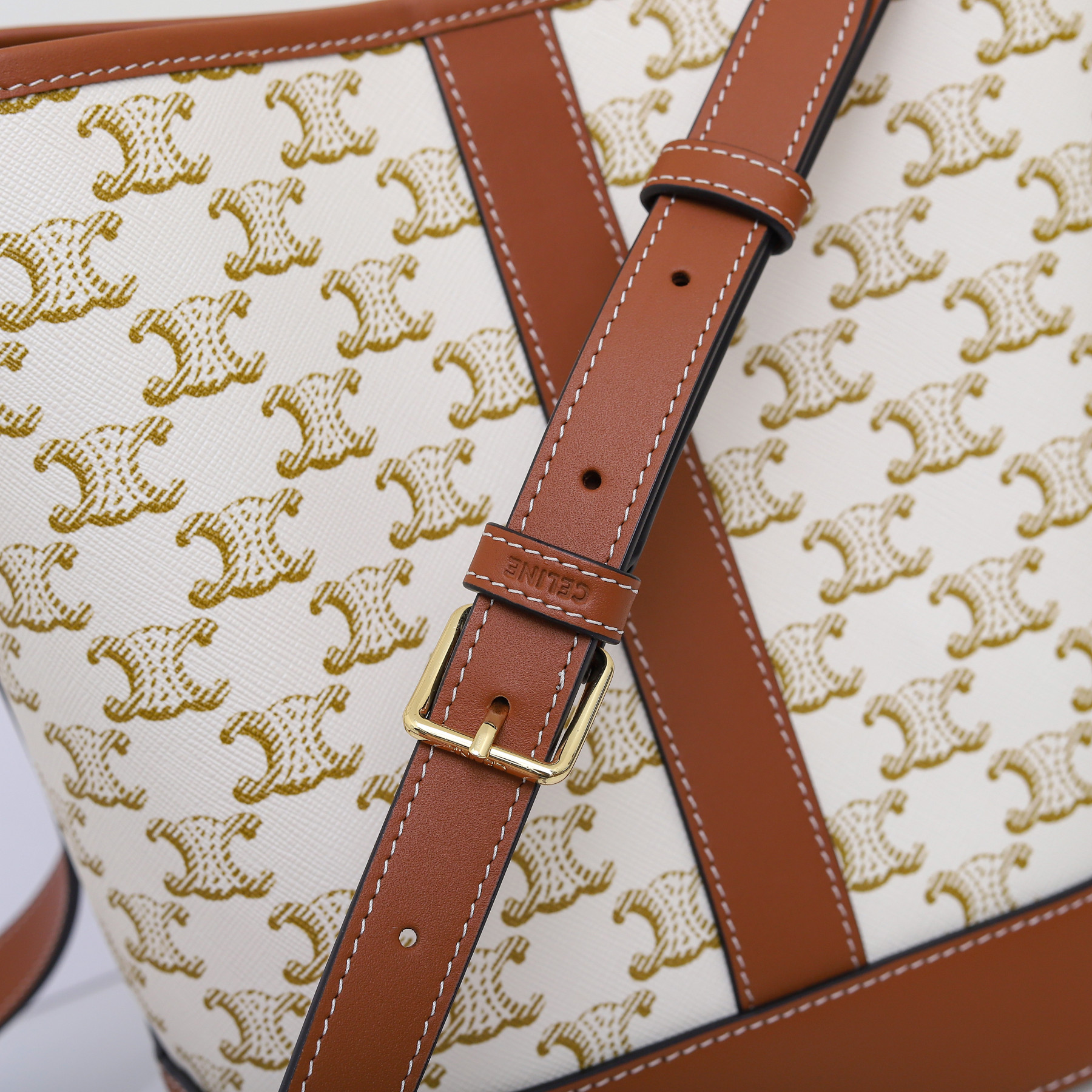 Ce1i*e SMALL BUCKET IN TRIOMPHE CANVAS AND CALFSKIN 191442 30x22x13cm