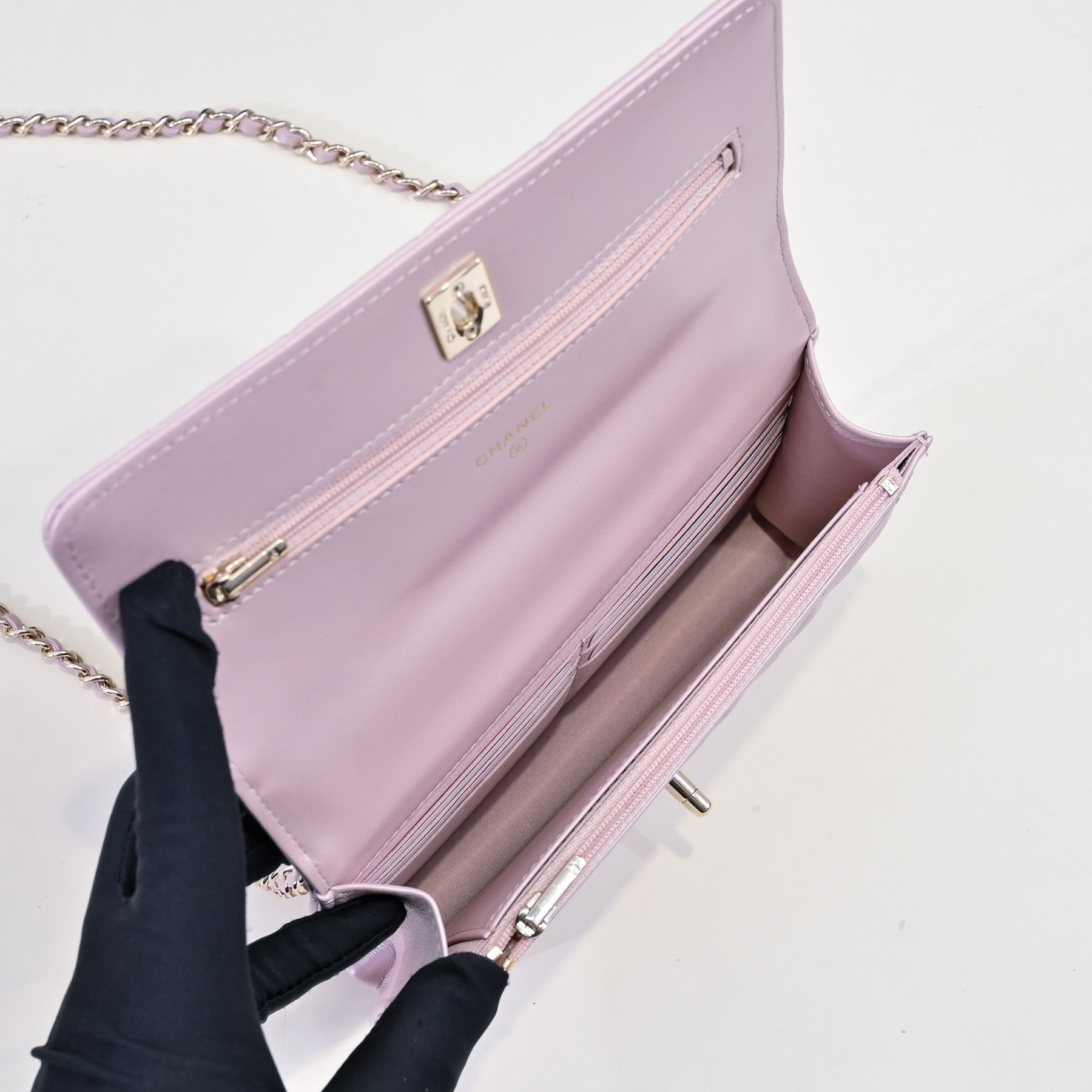 Ch**el SPRING-SUMMER 2025 PRE COLLECTION WALLET ON AP4537 19.5 × 13 × 3.5cm