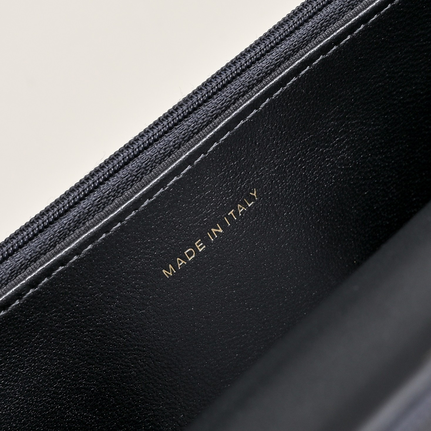 Ch**el SPRING-SUMMER 2025 PRE COLLECTION WALLET ON  BLACK AP4537 19.5 × 13 × 3.5 cm