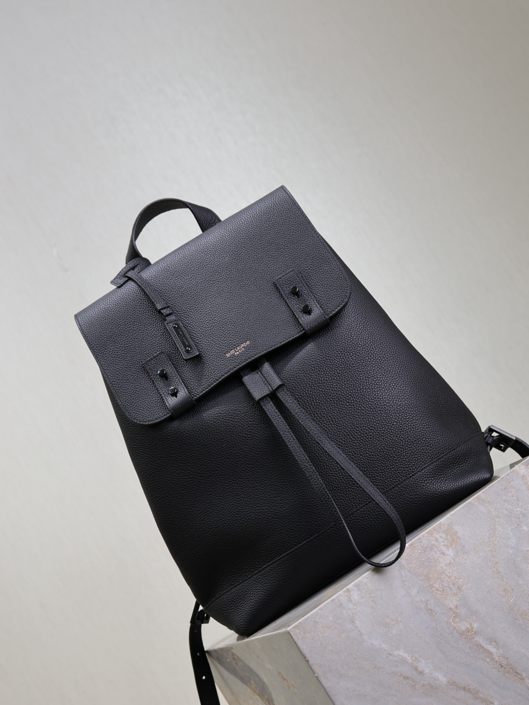 Y51 sac de jour backpack in grained leather 29 x 37.5 x 14 cm