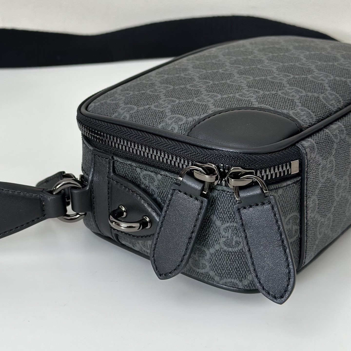 Gvc*1 GG Emblem mini crossbody bag 19x12.5x7cm