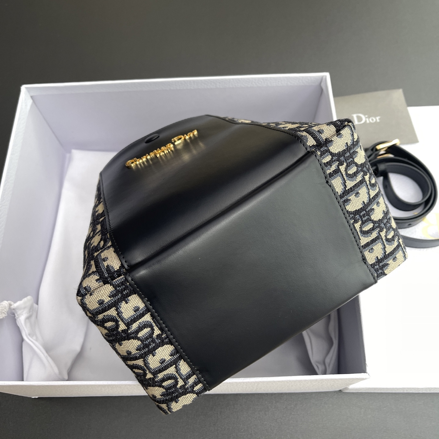 D10r Small Signature Bucket Bag 21x19x11cm