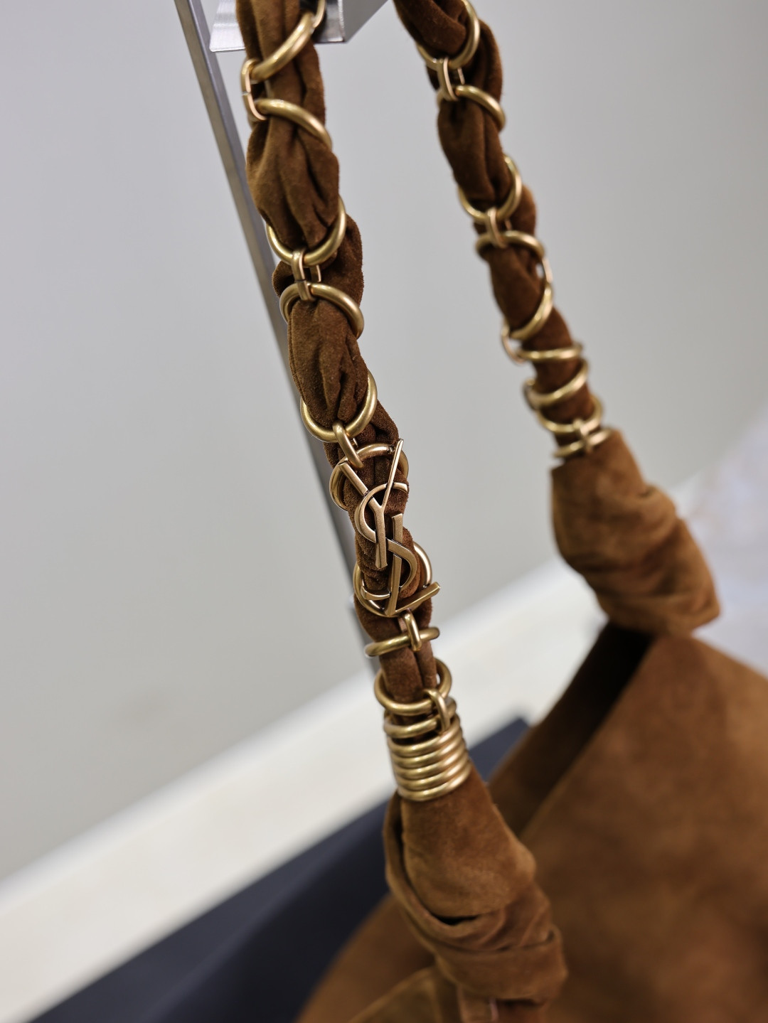 Y51 Amalia (suede) 42x50x1cm