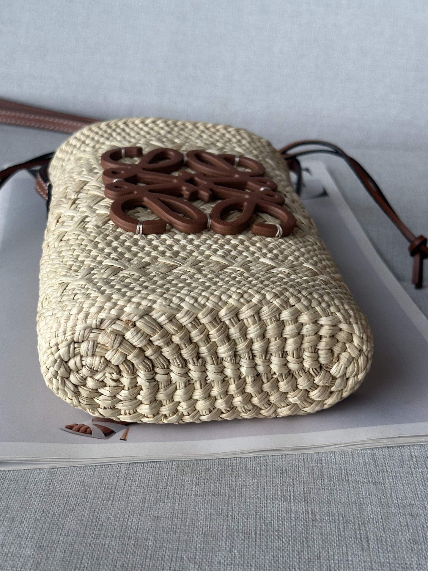 L0ew* Square pocket in iraca palm and calfskin 22.5x14x6cm