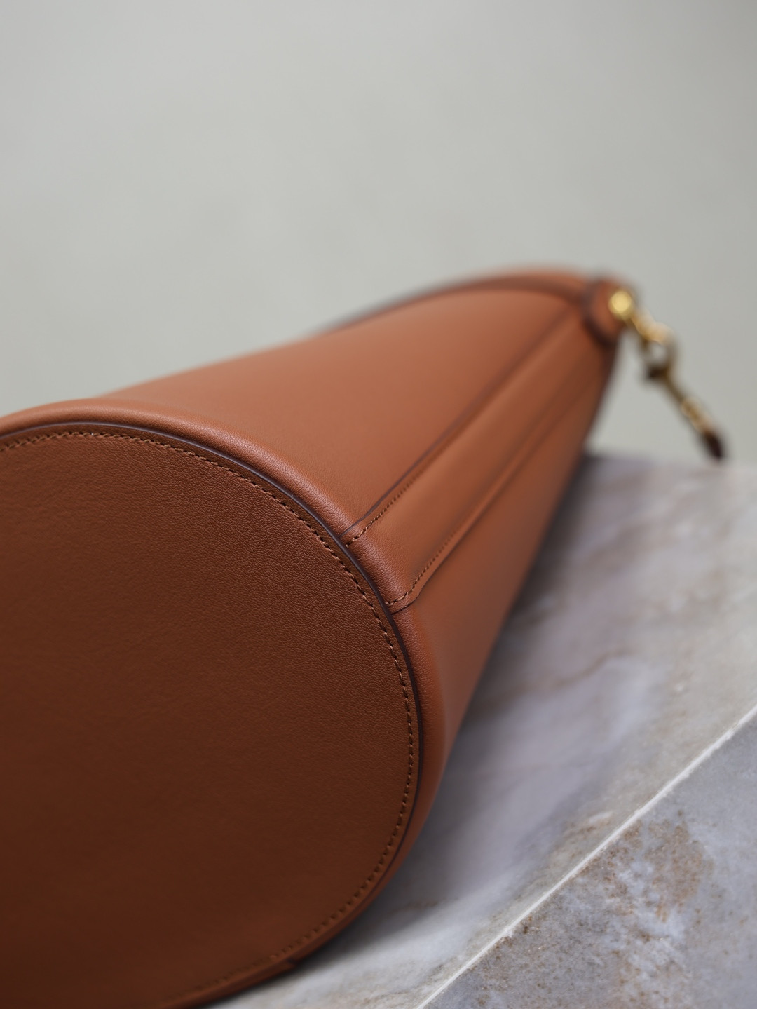 Y51 Y top-handle bucket in leather 25x22-34x3-15cm