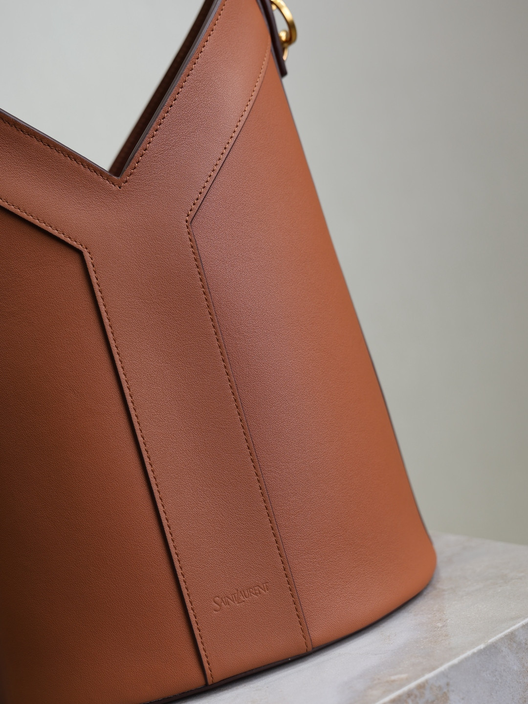 Y51 Y top-handle bucket in leather 25x22-34x3-15cm