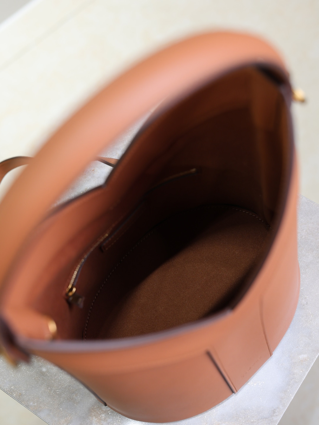 Y51 Y top-handle bucket in leather 25x22-34x3-15cm