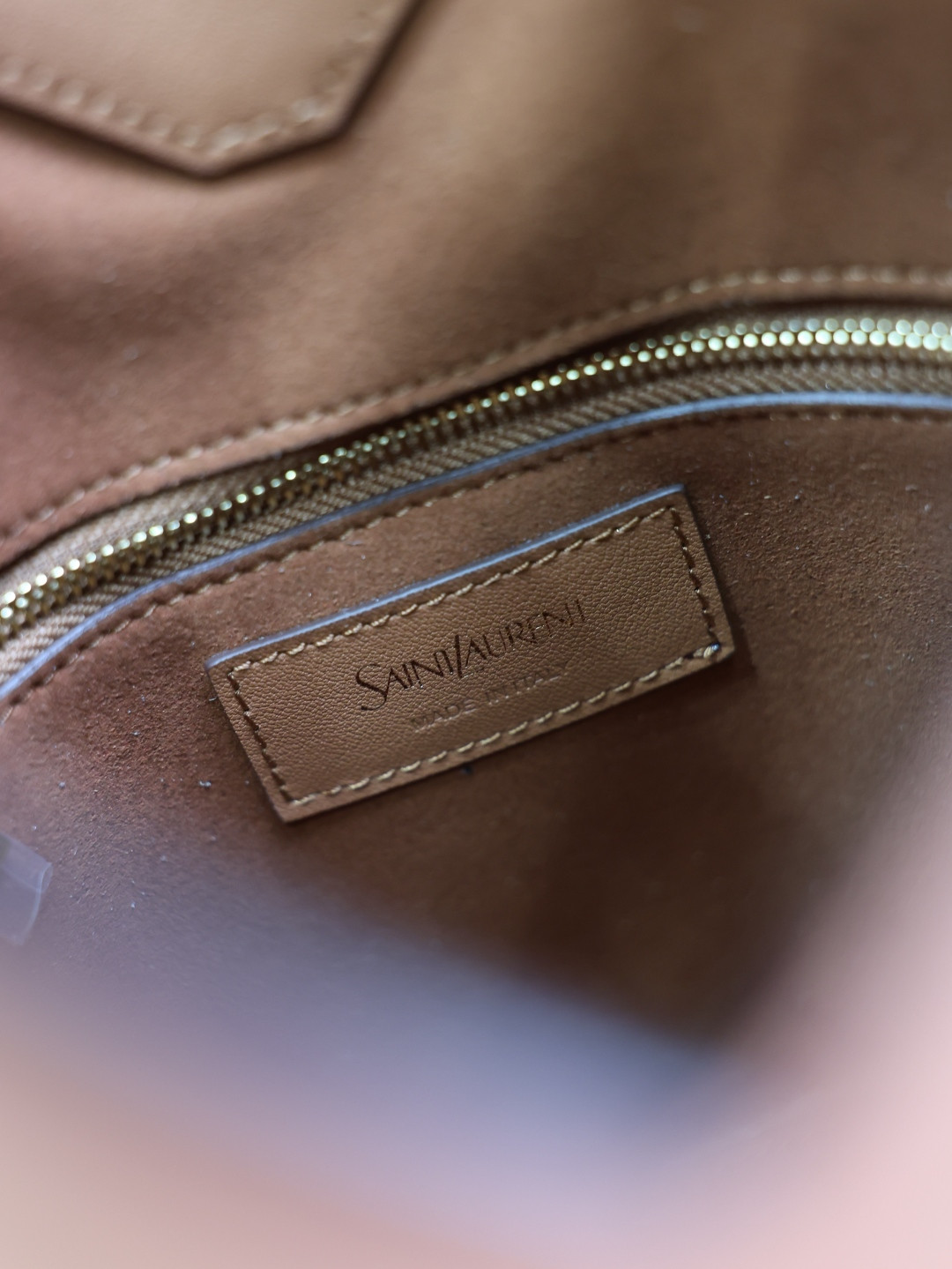 Y51 Y top-handle bucket in leather 25x22-34x3-15cm