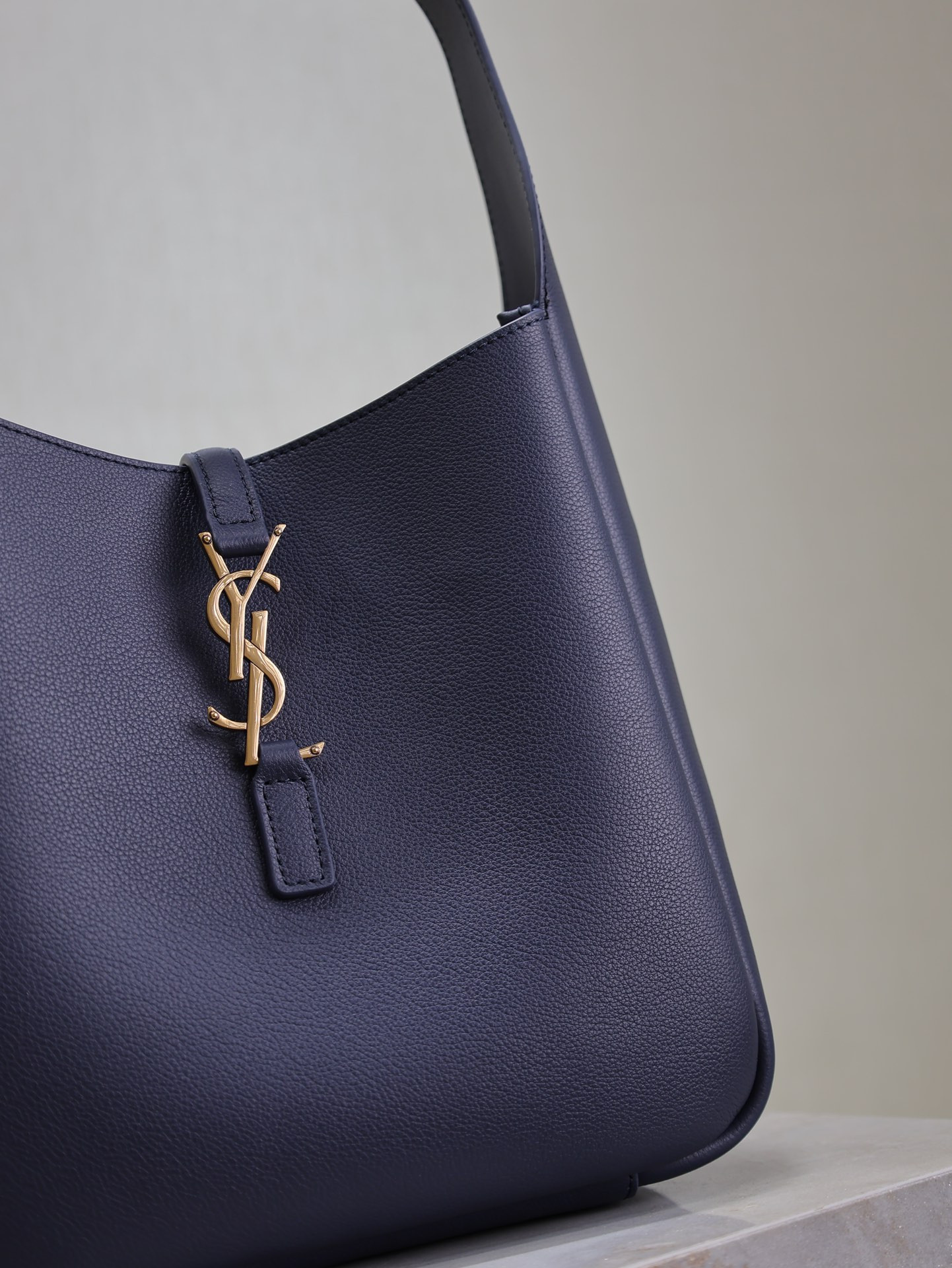 Y51 LE 5 À 7 S*pple small IN GRAINED LEATHER 23x22x8.5cm